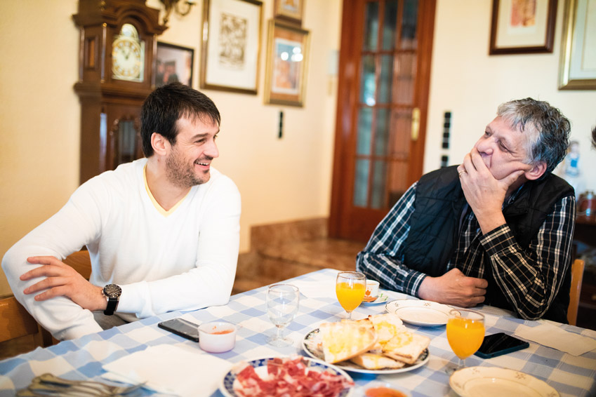 Esta imatge d'Estrella Jover. Pare i fill. Història daurada del nostre esport. 🙌

Estem mostrant el monogràfic del Genovés en obert com humil homenatge al mite: issuu.com/revistaferida/…