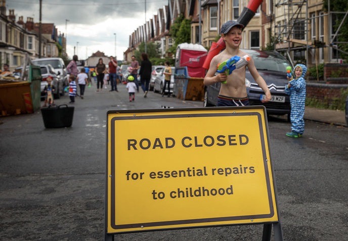This #PlayDay2021 and everyday, take action to defend children’s right to play on their own doorsteps! #Playday #essentialrepair  #SummerofPlay #righttoplay #PlayingOut #cities4all #childfriendlycities #playablecity #PlayStreets #Tacticalurbanism #streetsignart
