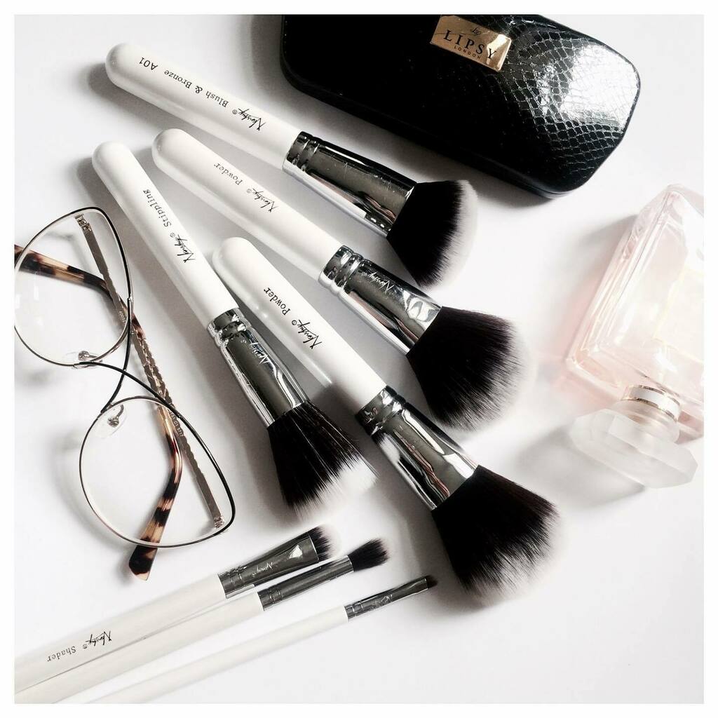NanshyOfficial's tweet photo. Enhance your beauty with delicate touch of the soft as feathers #nanshy brushes and your favourite makeup.
#nanshybrushes #makeupbrushes #veganmakeup #mua #makeupjunkie #makeuptime #makeuplife #makeuplovers #facemakeup #facebrushes #eyemakeuplooks #eyemakeupbrushes https://t.co/My5VuJuG0x