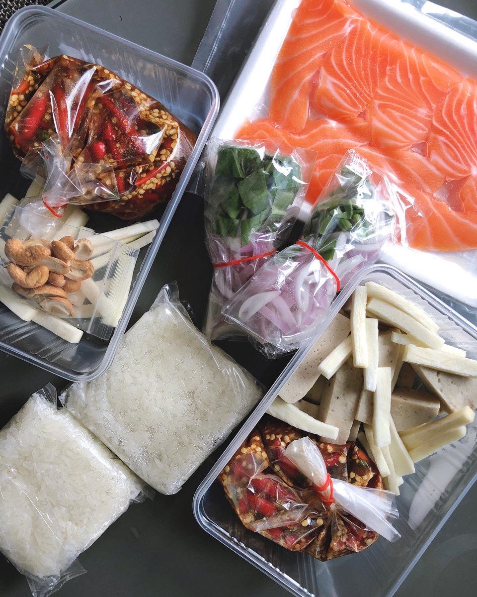 gingubnorn's tweet photo. โคตรยำ แบบสั่งส่งที่บ้าน 🏡 แพ็คมาดีมากประทับใจแซลมอน 🍣 รู้สึกปลอดภัยอีกนิดหนึ่ง สั่งยำแซลมอนกับยำหมูยอ พร้อมข้าวเหนียว 💕 หมดนี่ประมาณ 500 บ แต่แพงเพราะแซลมอนก็ 340 แล้วว รับได้เพราะอร่อยและดูสะอาด 😊 นี่สั่งผ่านไลน์แมน เช็คโปรก่อนสั่งนะคิดว่ามีส่วนลดเรื่อยๆ @aroii #อร่อยไปแดก https://t.co/YYGGxwYyOB