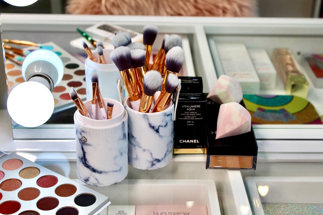 GLAMDOLLIRELAND's tweet photo. Our Marble 10-piece brush collection features Carrara marble effect, light gold aluminium ferrule and a matching marble design travel case which pulls double duty as a brush holder! #glamdoll #veganbeauty #brushes
 #bringinghollywoodhome #beauty #shopping  #makeupbrushes #irish https://t.co/Iy2chAJ5jD