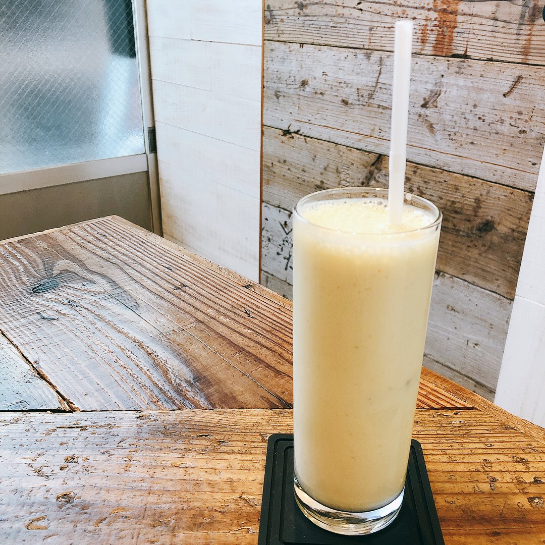 togopos's tweet photo. 【cafeba】

オープン当初はコーヒーだけだったけど、メニューが増えてきて行く度に新しい発見があります🙌

今日はバナナパインジュースを飲んでみました。結構な濃厚さ！とろみのある美味しいバナナジュースです😆

バナナの甘味とパインの酸味のバランスが丁度良い感じ✨

#戸越銀座　#cafeba https://t.co/B8Zg56ebP8
