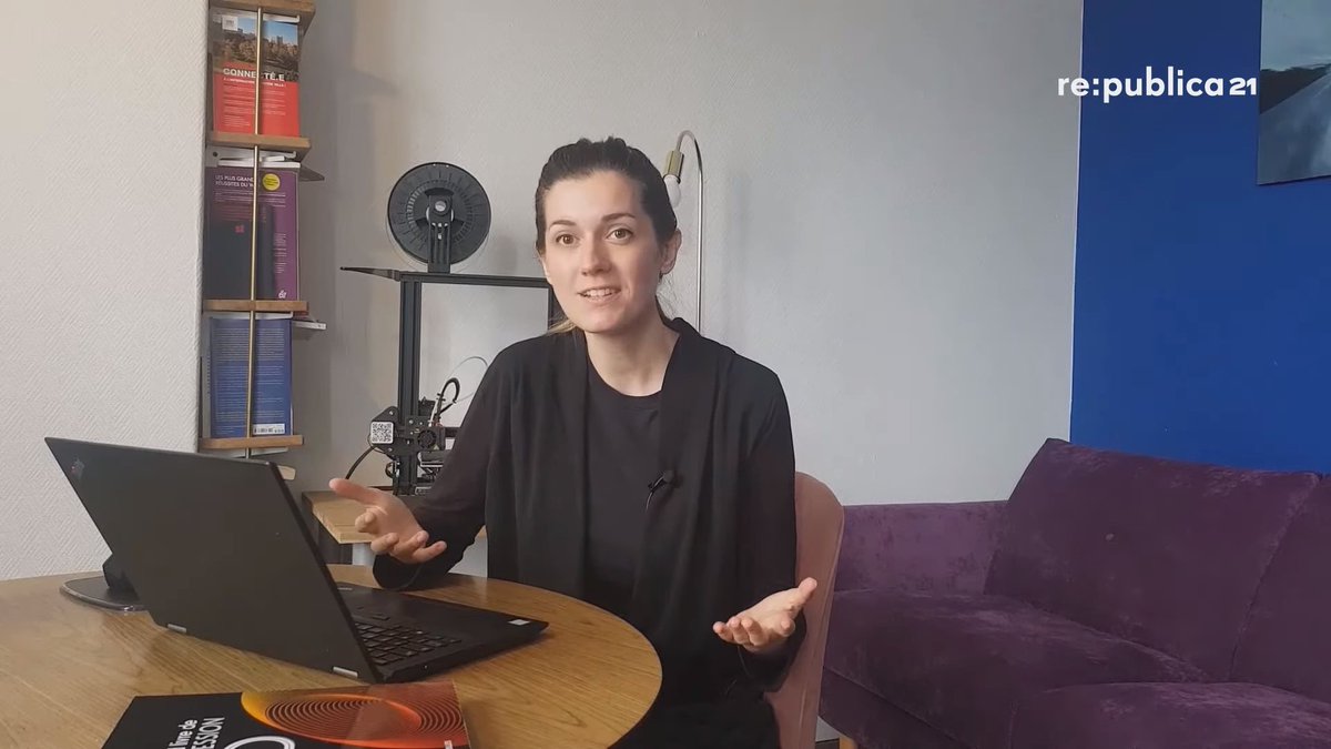 Mathilde Berchon an einem Schreibtisch mit Laptop. Screenshot aus ihrer Session.