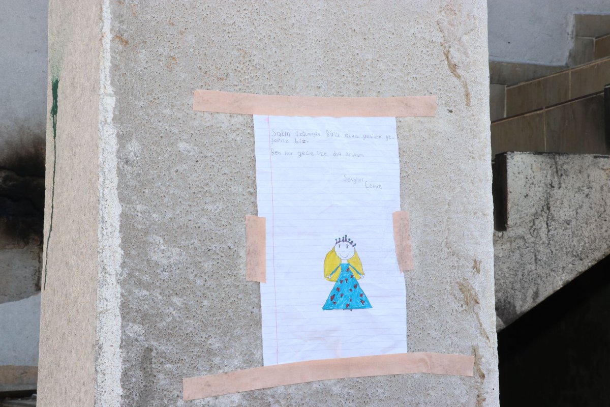 Aydıncık İlçemizin yaralarını sarmak için hayır sever vatandaşlarımızın gönderdiği destek kolisinden çıkan Cemre'nin yazdığı anlamlı not hepimizi duygulandırdı. Notta: "Sakın üzülmeyin, birlik olur yeniden yeşeririz biz" yazıyor. İyi ki Varsın Cemre... 

D E V A M