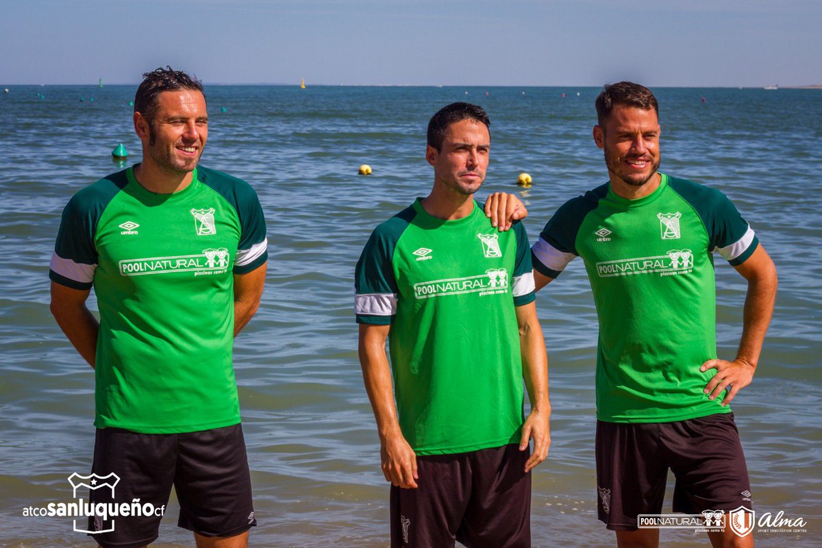 atcosanluqueno's tweet photo. 🆕 👕🏋🏽 ¡Nueva camiseta de entrenamiento! 

🤩 Así lucen los nuestros las nuevas camisetas de @UmbroIberia 

💚 ¿Qué os parecen? 

#HazañaSanluqueña https://t.co/yrWfjaY3uX