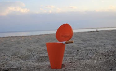 🆕 L’Ajuntament reparteix cendrers per a mantindre la platja neta de puntes de cigarret

▶️ La Regidoria de Medi Ambient ha iniciat esta campanya amb la col·laboració de la Diputació de València i l’empresa de neteja SAV