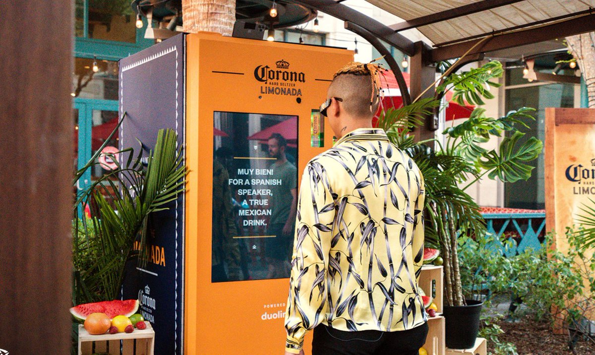 Innovacion_lab's tweet photo. Una marca de cerveza instala una vending machine que expende una de sus nuevas bebidas gratis, solo a los usuarios que la pidan en correcto castellano.🍻

https://t.co/9d9FH30Ow8 https://t.co/xi0JF3EvRu