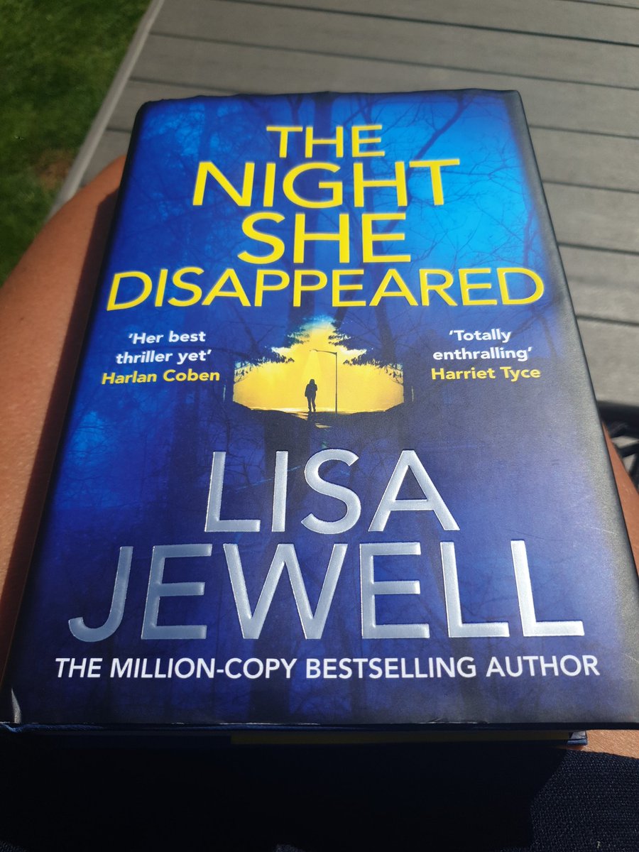 Julie17606602's tweet photo. Another amazing book by @lisajewelluk . Loved every page of it. When is the next one coming????? https://t.co/XJ3yOYPGXn