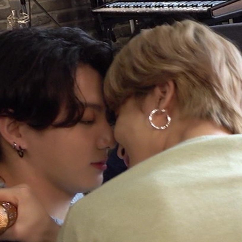 Bangtanjok's tweet photo. Eu tô como? Surtandoooooo https://t.co/uYbFzENywb