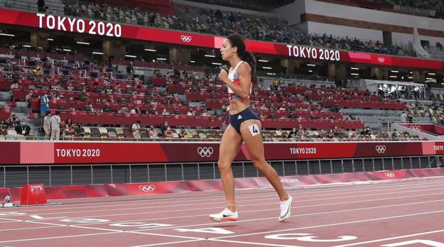piersmorgan's tweet photo. Respect to @TeamGB heptathlete @JohnsonThompson. 
Her achilles, which she ruptured last year, failed her again after 80m of 200m event. She collapsed in agony on the track, but refused treatment &amp; a wheelchair, and insisted on hobbling to the finish line.
THAT is courage. https://t.co/KT5p7Udzil