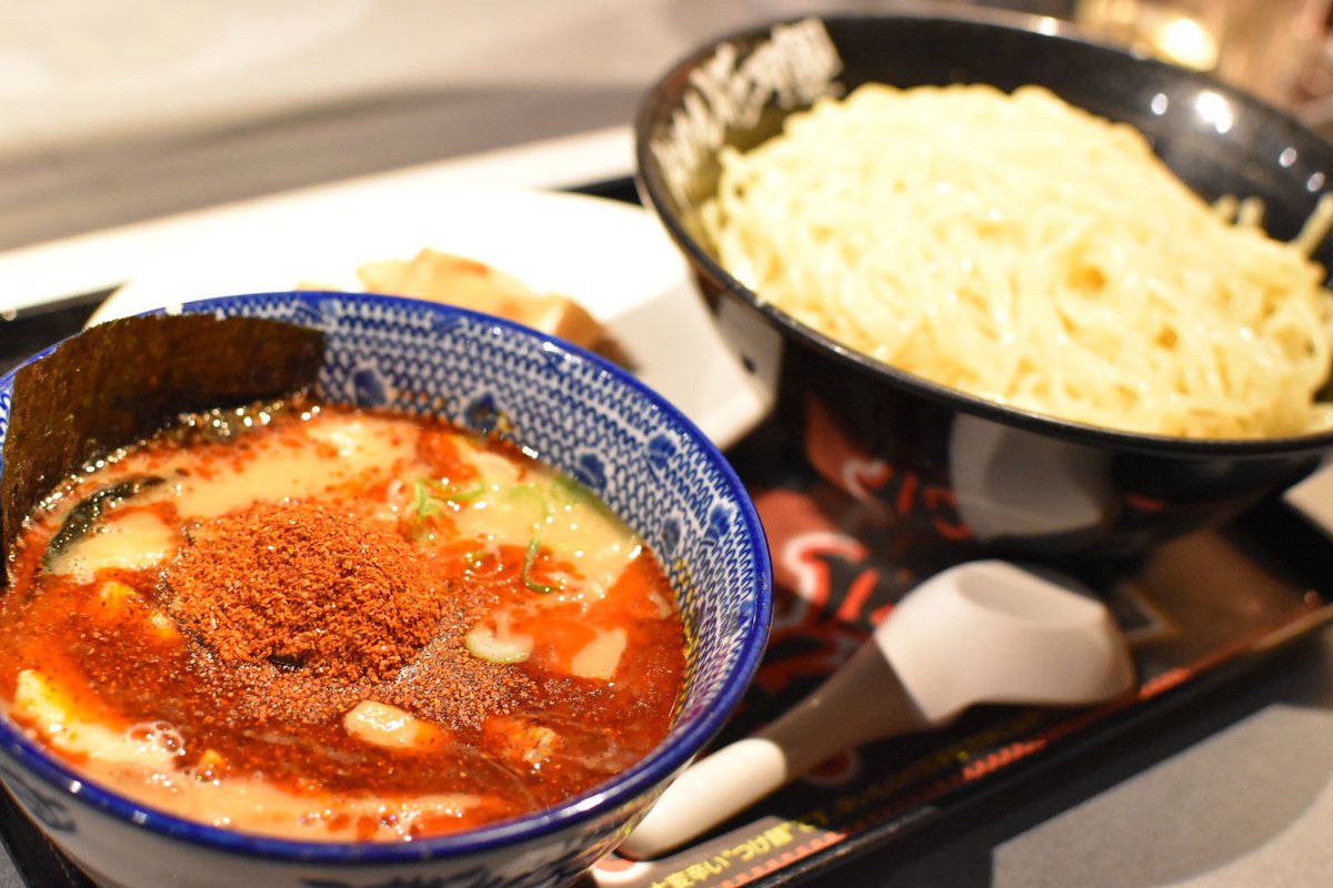 よしたんぺ 京都大作戦全通 メーン 辛辛魚 人生初 らあめん花月嵐 蟹江店 辛辛魚つけ麺300 豚唐揚げセット 今日からコラボ 麺処井の庄監修 辛辛魚コラボなつけ麺 唐辛子とたっぷり魚粉 辛さはそこまでだけど旨味がっつり 麺は細く300gはあっちゅうま