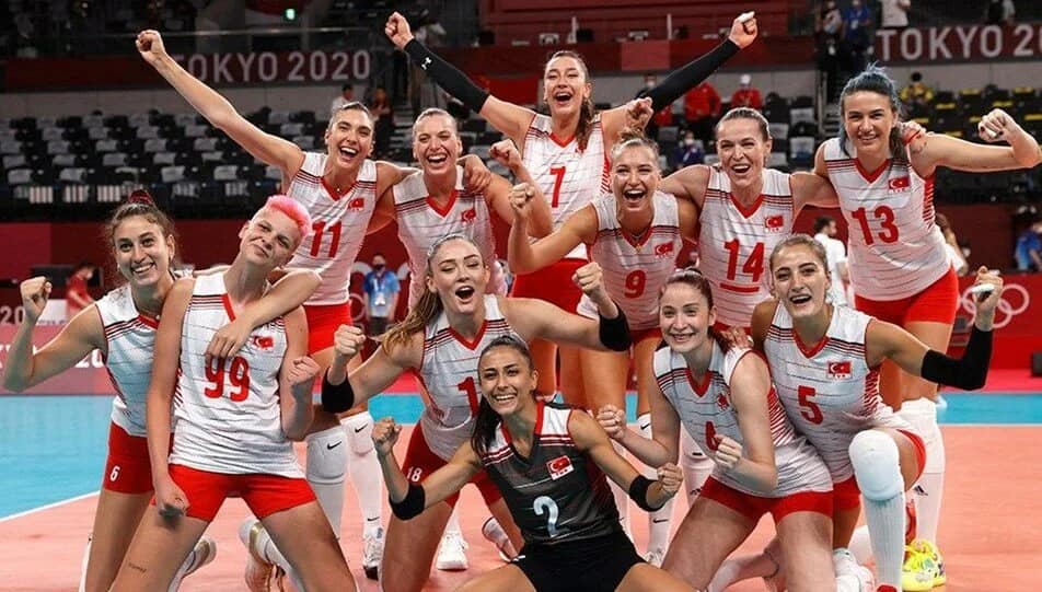 Asla boyun eğmeyin!

Mücadeleyi, sportmenliği, takım olmanın değerini, yenince sevinmeyi, yenilsek dahi gururlanmayi hatırlattığınız için bin selam.

Gençlere başı dik Türk kadını ve sporcu olmanın birer modeli olduğunuzu gösterdiniz ve çok değerlisiniz.

Yürekten teşekkürler