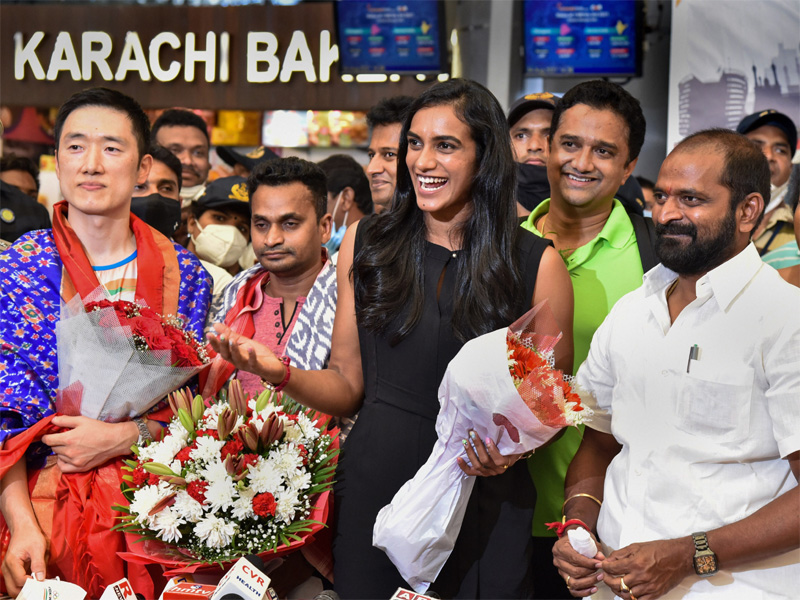 timesofindia's tweet photo. #Tokyo2020 #Cheer4India #TokyoOlympics #PVSindhu

Tokyo bronze medallist @Pvsindhu1 arrives to a rousing welcome in Hyderabad

READ▶️https://t.co/nWZl5Hne5J https://t.co/bFV017MosY