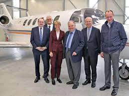 b_sappek's tweet photo. 32 km östlich von #Dortmund befindet sich der, durch #Steuergelder ausgebaute, #Bettermann #Privatflugplatz #Arnsberg den auch gerne ein Friedrich #Merz nutzt
Von hier aus fliegen #Millionäre im #Privatjet mal eben völlig sinnbefreit & #CO2 verseuchend Kurz- Mittel- & Langstrecke https://t.co/MsNwAZzT0j
