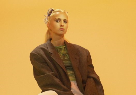 Our fascination with, @banoffeemusic is restarted. And like her delicious dessert, based namesake. All sounds yummy albeit, wistful on dreamy bop 'Idiot'. eqmusicblog.com/watch-idiot-by…