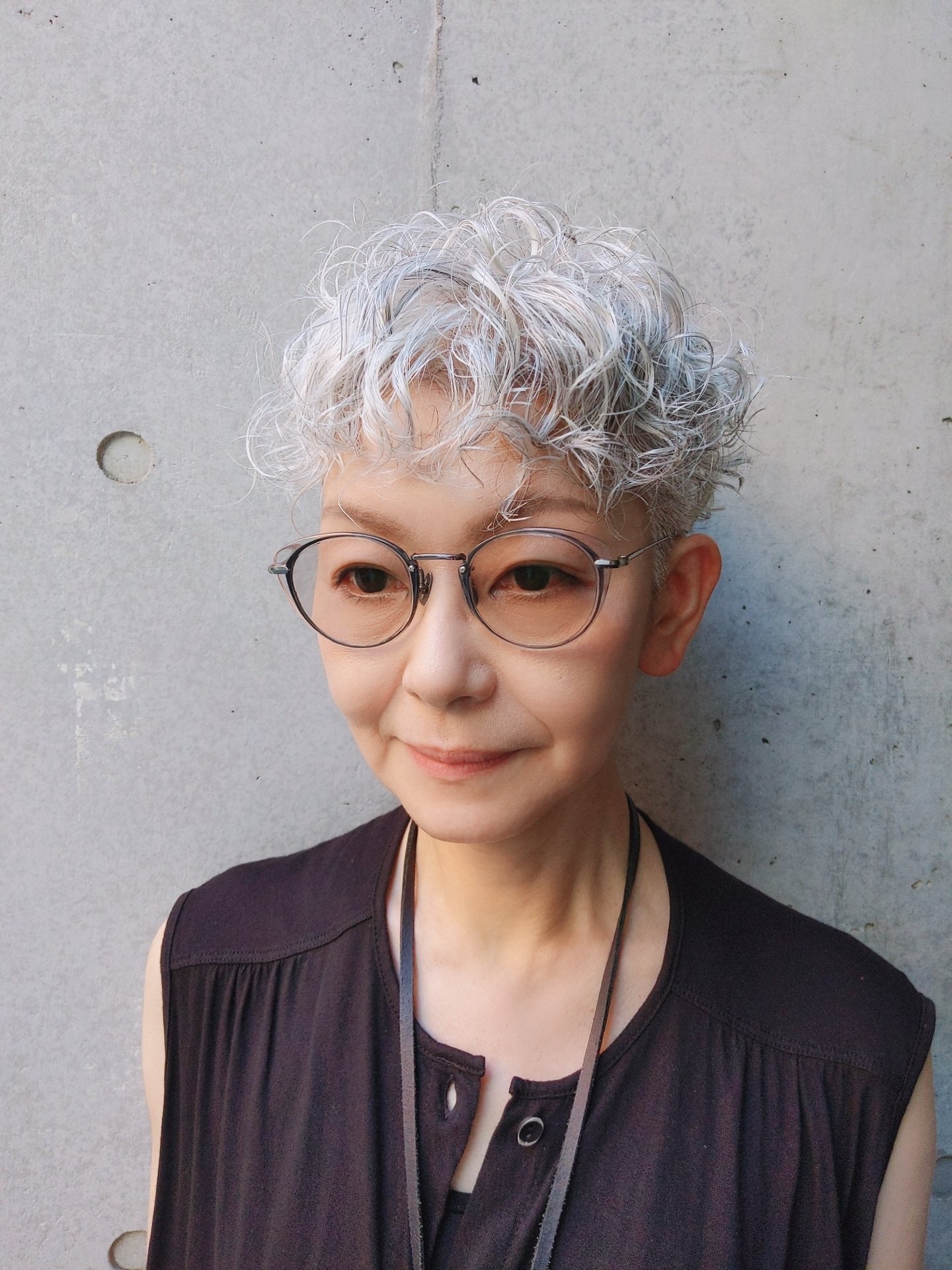 Twitter 上的 野田ユカ グレイヘアは個性 ツイストパーマと刈り上げで カッコ良さを追求 ヘアスタイリスト オオシマ タケフミ Aqubi 代表 T Co Zbwbfjvvzy グレイヘア ヘアスタイル ショートパーマスタイル ツイストパーマ 白髪はギフト