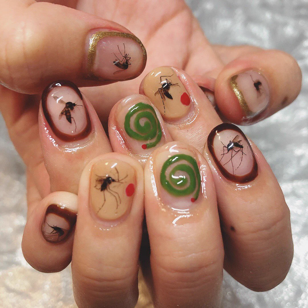 オリジナリティが溢れすぎてすげぇ。「私の血を吸った蚊をネイルにして閉じ込めてもらいました。」