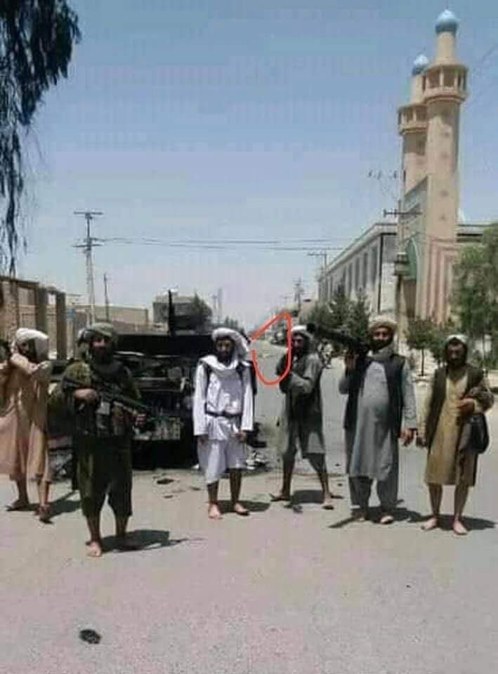 gad_media's tweet photo. Dagen när @hanifbali börjar sprida talibanpropaganda och göra sig lustig över att ett talibangäng poserar på en gata framför en afghan som de har dödat. Jag förstår verkligen inte hur någon kan se de här bilderna och känna att nu, nu minsann är det dags att raljera. https://t.co/UmOAUQgS8N