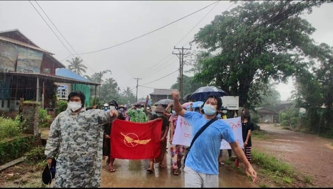 AungSoe144's tweet photo. Youths from #LaungLone Tsp #Dawei marched and staged a Guerrilla protest chanted revolutionary slogans to overthrow the military dictatorship.

LEGALIZATION OF NUG
#Aug4Coup 
#WhatsHappeningInMyanmar https://t.co/F3zgmspv27