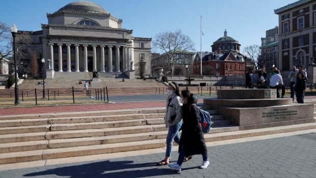 MyGradSchool's tweet photo. Pandemic, mixed messages complicate Canadian students' plans to travel to U.S. for school
https://t.co/dByoqWEYfM https://t.co/J89NRw2LuL