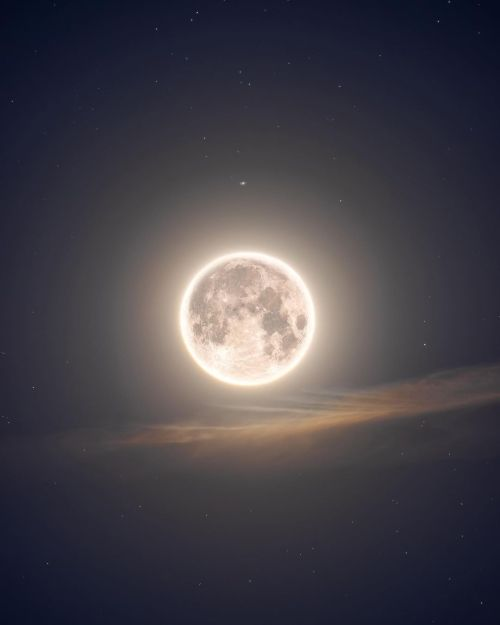 doctorow's tweet photo. Saturn close to the July full moon by Rami Ammoun https://t.co/nVRANZsd5Y https://t.co/WazuH3TqfH