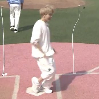 이아기뭐임..........??
야구장을퐁퐁뛰어다니면서누빔 ㄷ