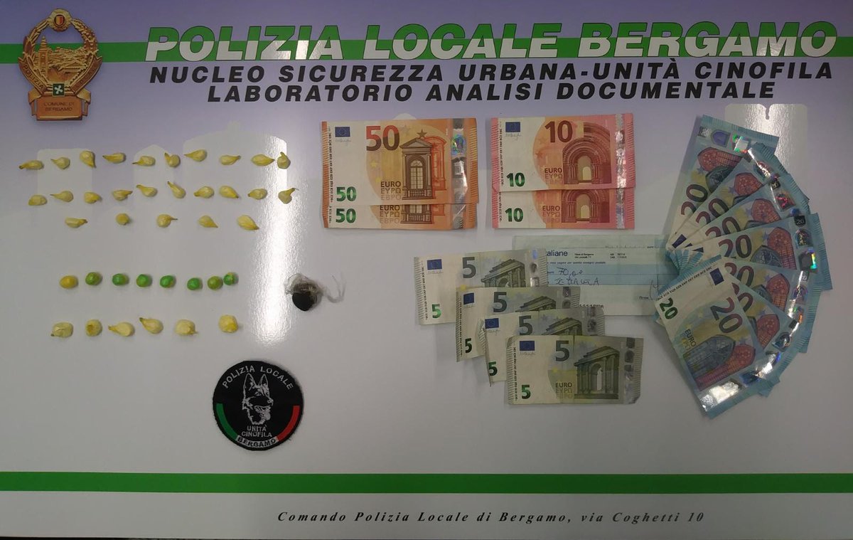 #ComunediBergamo | #sicurezza

Un uomo arrestato e un altro denunciato sono il bilancio dell’attività di contrasto dello spaccio di sostanze stupefacenti di questi giorni da parte della #PoliziaLocale del Comune di Bergamo.

comune.bergamo.it/node/379693