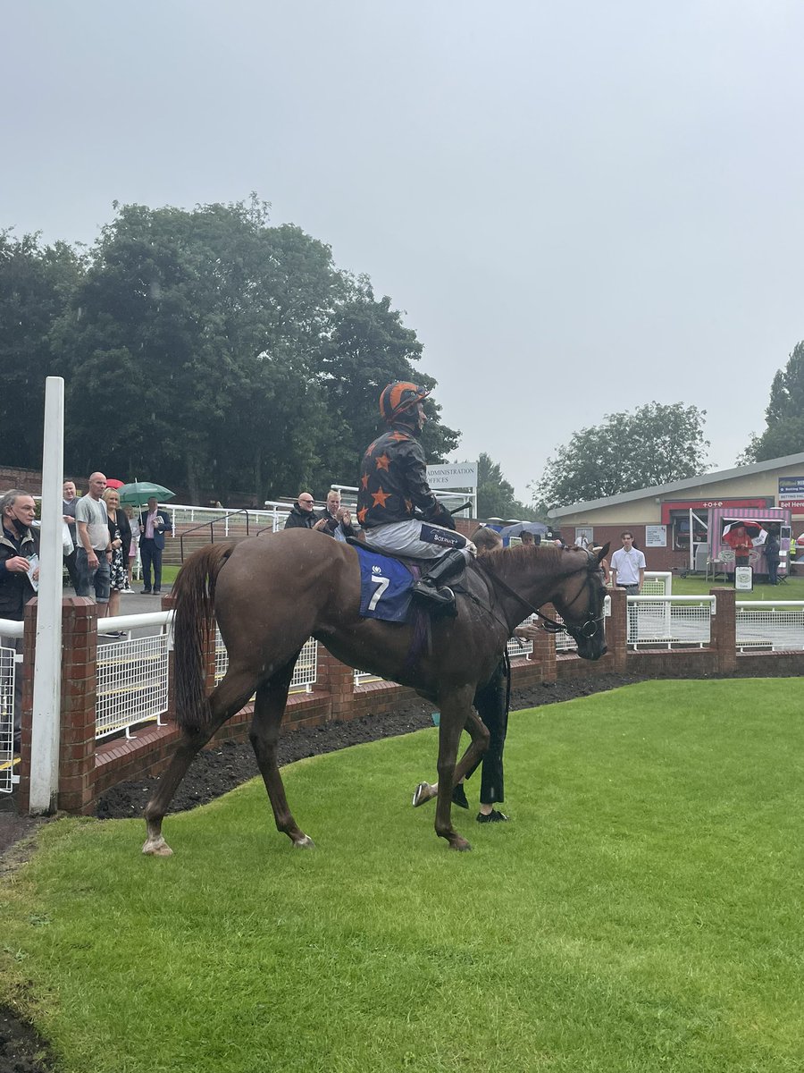 ponteraces's tweet photo. The first winner of the day is JOHNNY BOOM and @E_Cagney ! Excellent race despite the weather. Well done to the team at @RichardFahey https://t.co/G0nZYACHN4