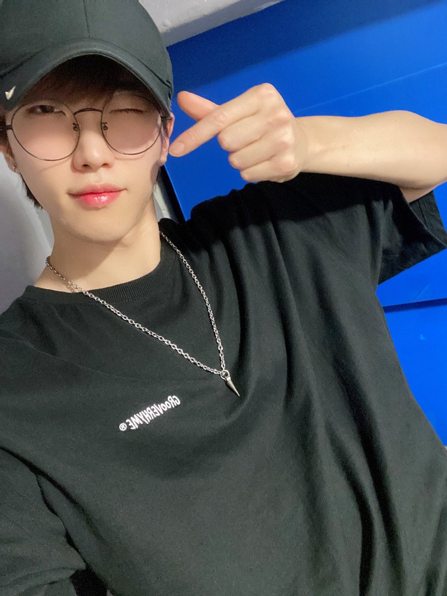 KlNGDOM_UPDATES's tweet photo. [TRANS] 
[DANN👑] 
I was thinking of Kingme while preparing for Dann Radio📻
Thank you for being with me today as well🌷❤️
Dann-night, Kingmaker💛

#KINGDOM #킹덤 #DANN #단 #Vlive https://t.co/NoMfaFVbep