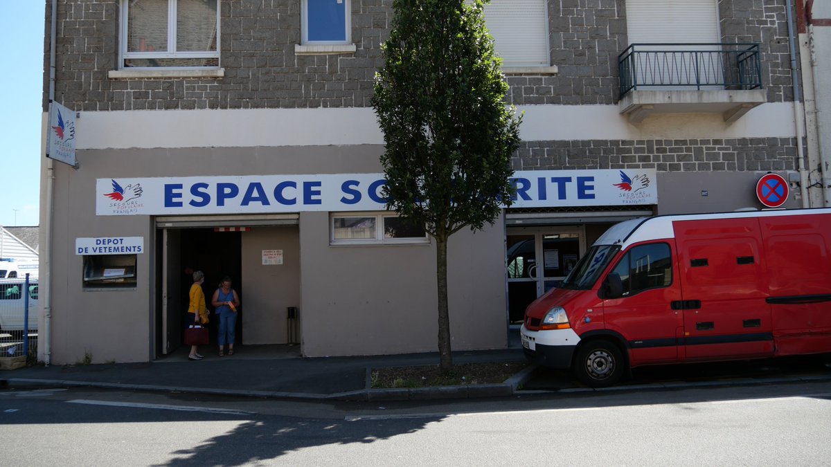secourspop22's tweet photo. L'antenne de #SaintBrieuc du @SecoursPop est au 107 rue Jules Ferry (quartier #Robien). L'aide alimentaire est proposée du lundi au vendredi, de 14 h à 17h, et le jeudi de 9 h à 12 h. L'aide vestimentaire le lundi matin sur rdv. Environ 5 000 personnes sont aidées sur une année. https://t.co/rbuARj0wzN
