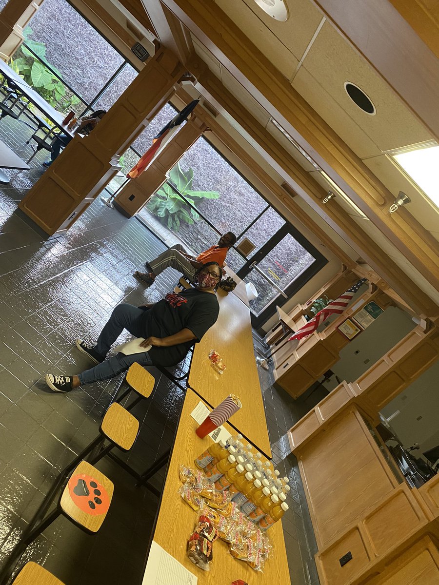 Sigmaman98's tweet photo. @AliefISD @TheExecEFFECT @AlcPanthers #firstdayshananigan #ALCbuildingrelationships https://t.co/qVNj1FdV7h