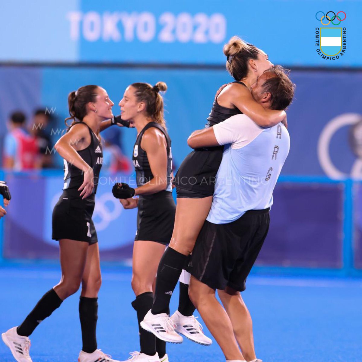 #Hockey ¡Las Leonas jugarán la tercera final olímpica de su historia y van por su primera medalla de oro! 

🇦🇺Sídney 2000
🇬🇧Londres 2012
🇯🇵Tokio 2020 

¡Así se festeja, todos unidos! 💪🏻

#EquipoARG #VamosArgentina #ArgentinaEnTokio2020