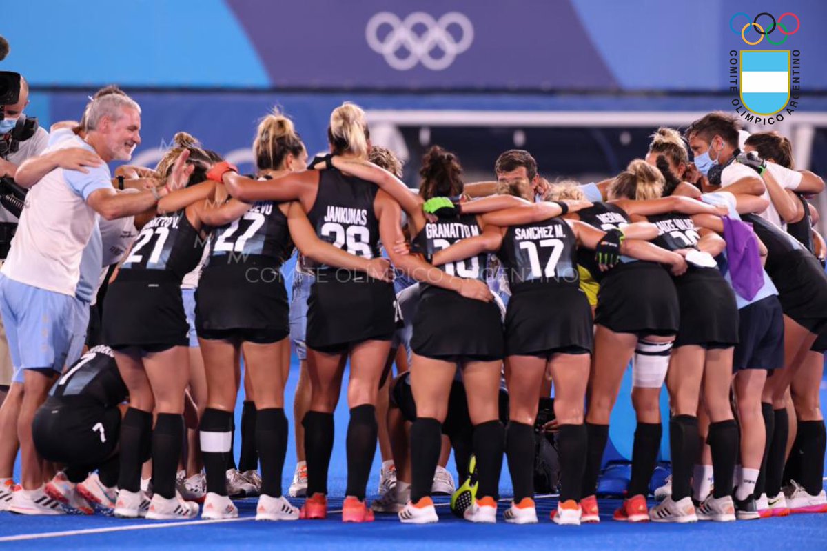 PrensaCOA's tweet photo. #Hockey ¡Las Leonas jugarán la tercera final olímpica de su historia y van por su primera medalla de oro! 

🇦🇺Sídney 2000
🇬🇧Londres 2012
🇯🇵Tokio 2020 

¡Así se festeja, todos unidos! 💪🏻

#EquipoARG #VamosArgentina #ArgentinaEnTokio2020 https://t.co/m63Lhbdqrb