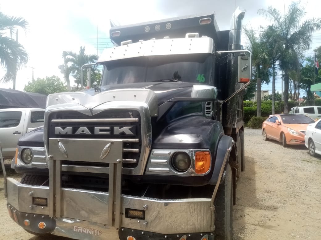 senpard's tweet photo. Nuestros agentes en chequeo rutinarios detienen conductor de camión mientras transportaba material de la corteza terrestre (Caliche) sin el permiso ambiental., en la provincia Santo Domingo, Avenida Charles de Gaulle.

#senpard #ley6400 #operativos #delitosambientales https://t.co/1SdOCCMaJH