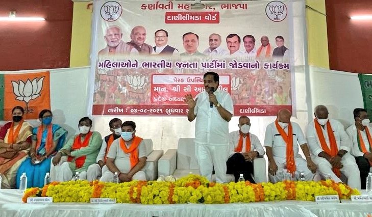 pradipsinhbjp's tweet photo. भाजपा के शासन में महिलाओं को आत्मसम्मान तथा राष्ट्र निर्माण में उत्कृष्ट भागीदारी मिली है। 

आज प्रदेश अध्यक्ष श्री @CRPaatil जी की विशेष उपस्थिति में महिलाओं ने भाजपा की सदस्यता ग्रहण की।

केन्द्र ���र राज्य सरकार विभिन्न योजनाओं के माध्यम से महिला सशक्तिकरण के लिए प्रतिबद्ध है। https://t.co/Xv5KtwAKHi