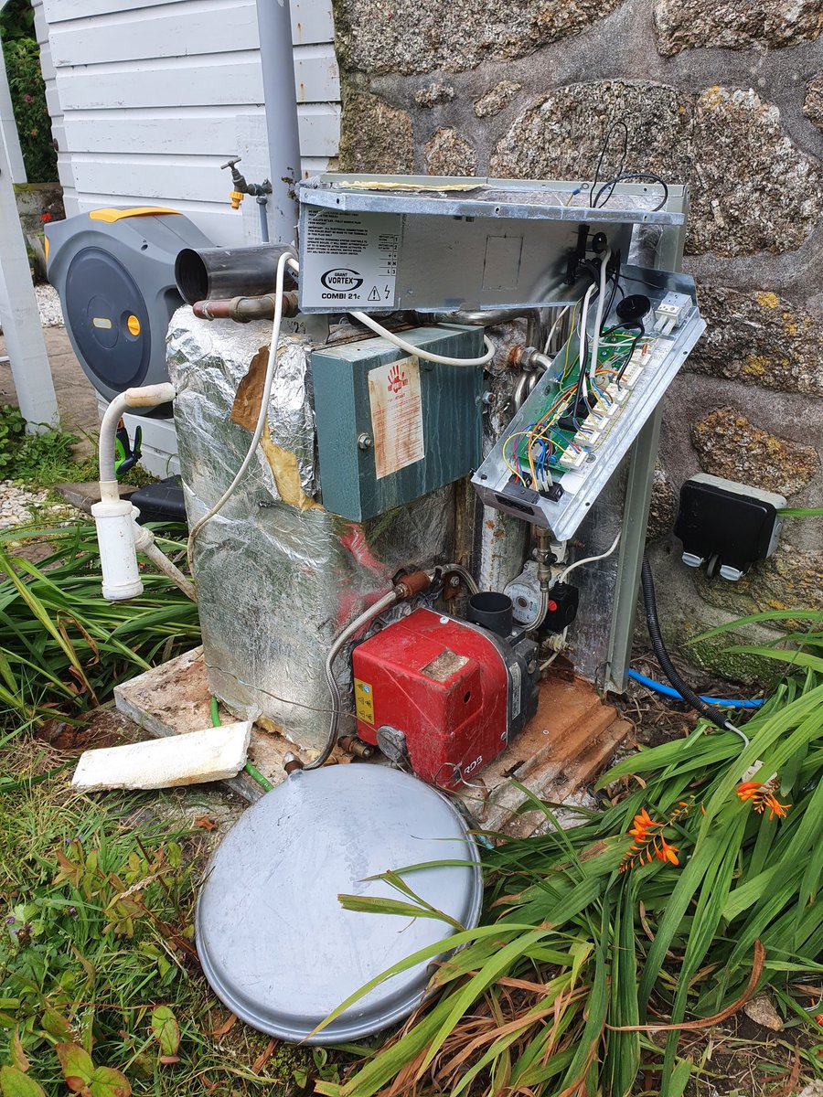 SmartrrElec's tweet image. Beautiful day in the Cornish sunshine, replacing an old busted oil boiler with an @Elnur_Uk electric combi. ☀️⚡🛁🙂