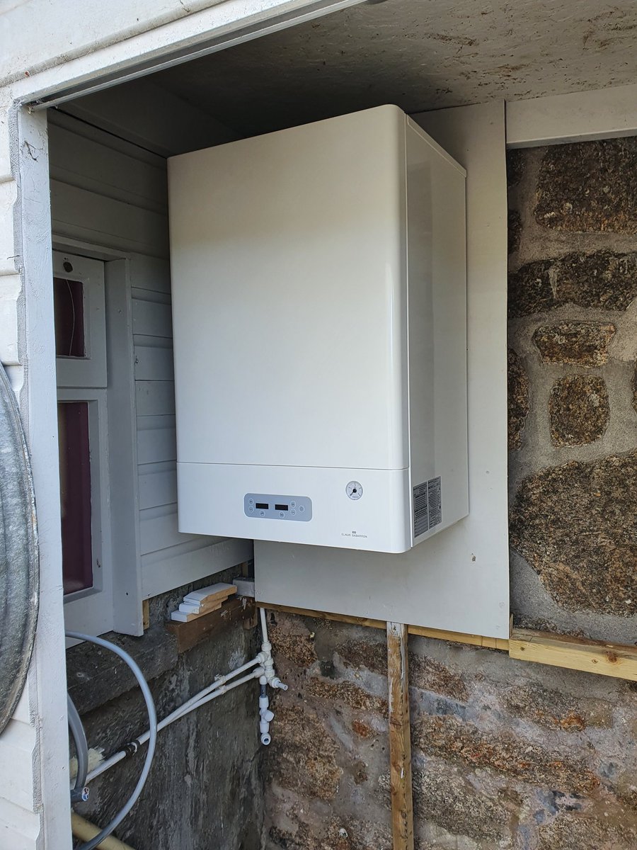 SmartrrElec's tweet image. Beautiful day in the Cornish sunshine, replacing an old busted oil boiler with an @Elnur_Uk electric combi. ☀️⚡🛁🙂