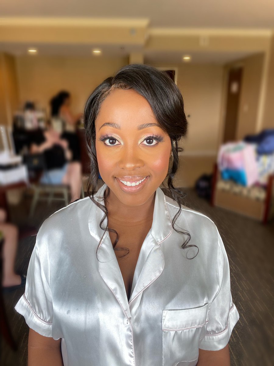 BarJulea's tweet photo. Gorgeous bridal transformation by Juelz. 💋
•
•
•
#BridalMakeUp #BridalMakeUpArtist #WeddingMakeUp #WeddingMakeUpArtist #PittsburghMakeUp #PittsburghMakeupArtist #PittsburghWedding #PittsburghBride #JuleaBride #JuleaBeautyBar https://t.co/JTCFUiwPXj