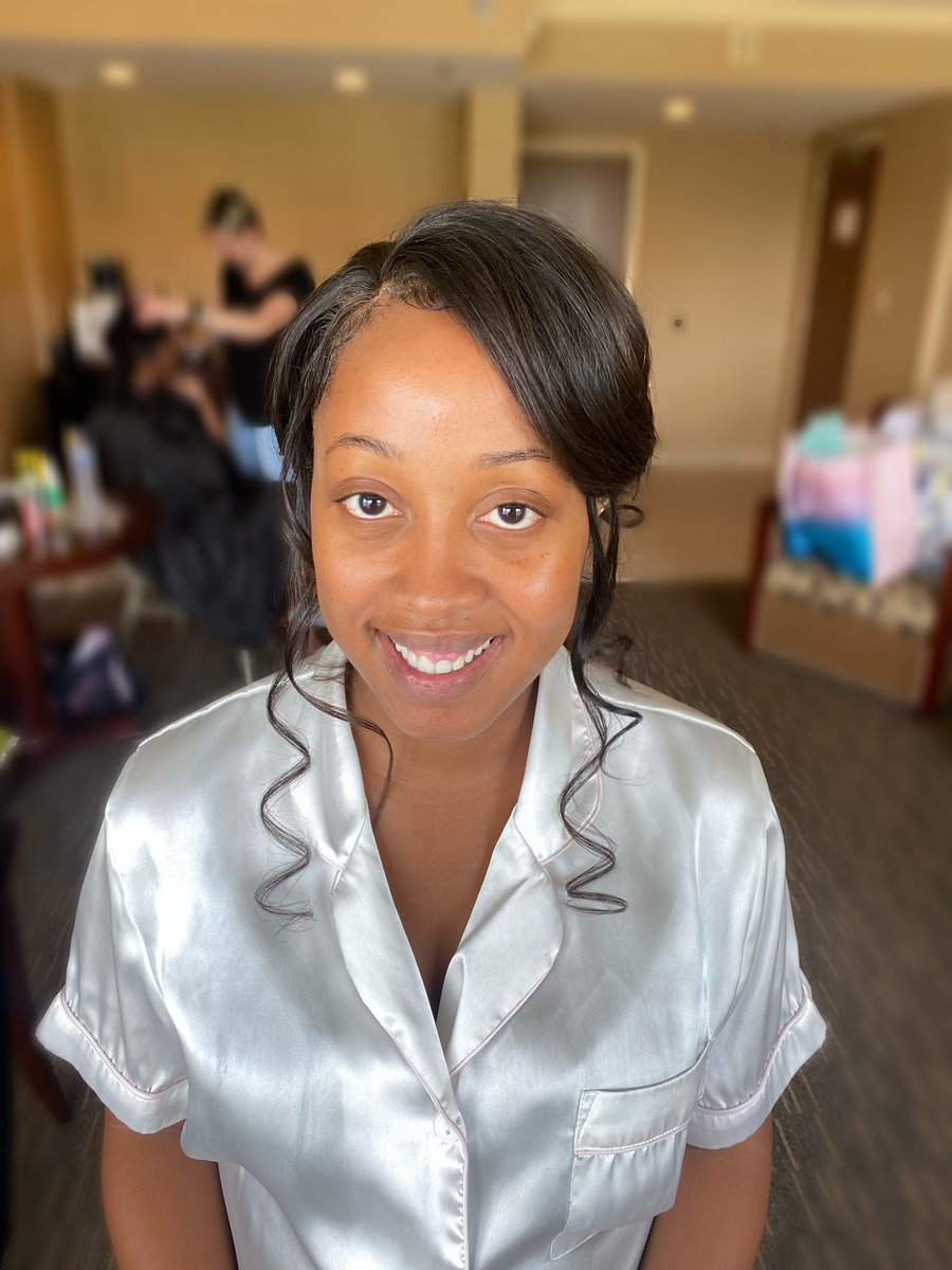 BarJulea's tweet photo. Gorgeous bridal transformation by Juelz. 💋
•
•
•
#BridalMakeUp #BridalMakeUpArtist #WeddingMakeUp #WeddingMakeUpArtist #PittsburghMakeUp #PittsburghMakeupArtist #PittsburghWedding #PittsburghBride #JuleaBride #JuleaBeautyBar https://t.co/JTCFUiwPXj