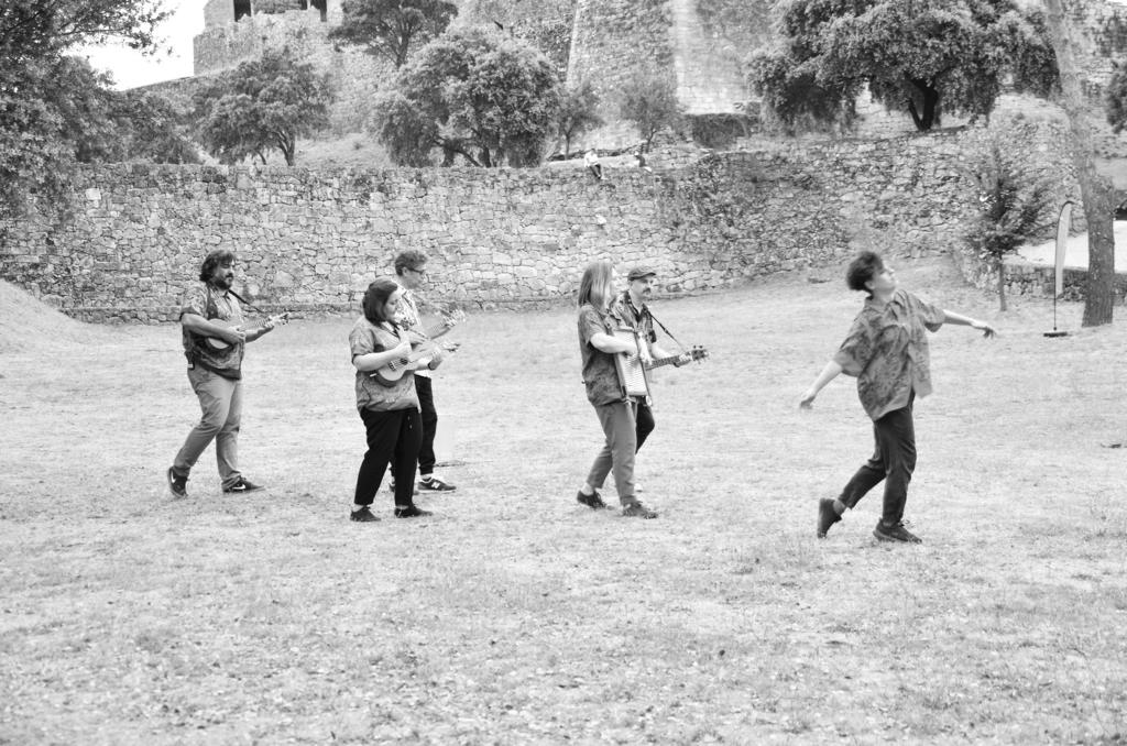 ukestradoMedio's tweet photo. Extraviadas com Andrea Quintana em Monterrei o passado 1 de agosto.
Fotos: Manu Lago
@urdimeescenicas
#Extravios #vacaburra #propulsa #propulsadanzapaisaxepatrimonio #ukelele #ukulele #uke #ukestra #dança #danza https://t.co/ZikStSjMTO