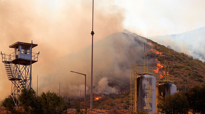 Milas’taki yangın, #TermikSantrali'ne ulaştı. Milas Bld. Başkanı Tokat, "Alevler Termik Santrale girdi... Santral şu an tamamen boşaltılıyor ve şimdi sirenler çalıyor" dedi ve acilen uçak istedi. (Birgün)

T. Santralerin nereye yapılacağını sizden öğrenecek değiliz!

T A M A M