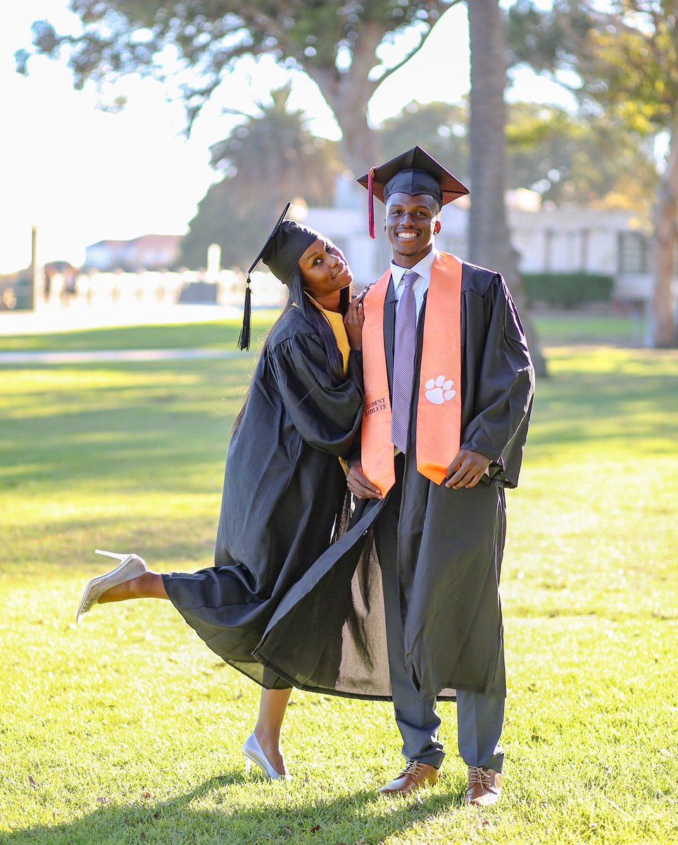 hamilt0njr's tweet image. My mom and I are graduating college together!! 🎓

She chose me over college when she had me at 19, and 22 years later we’re getting a degree together!