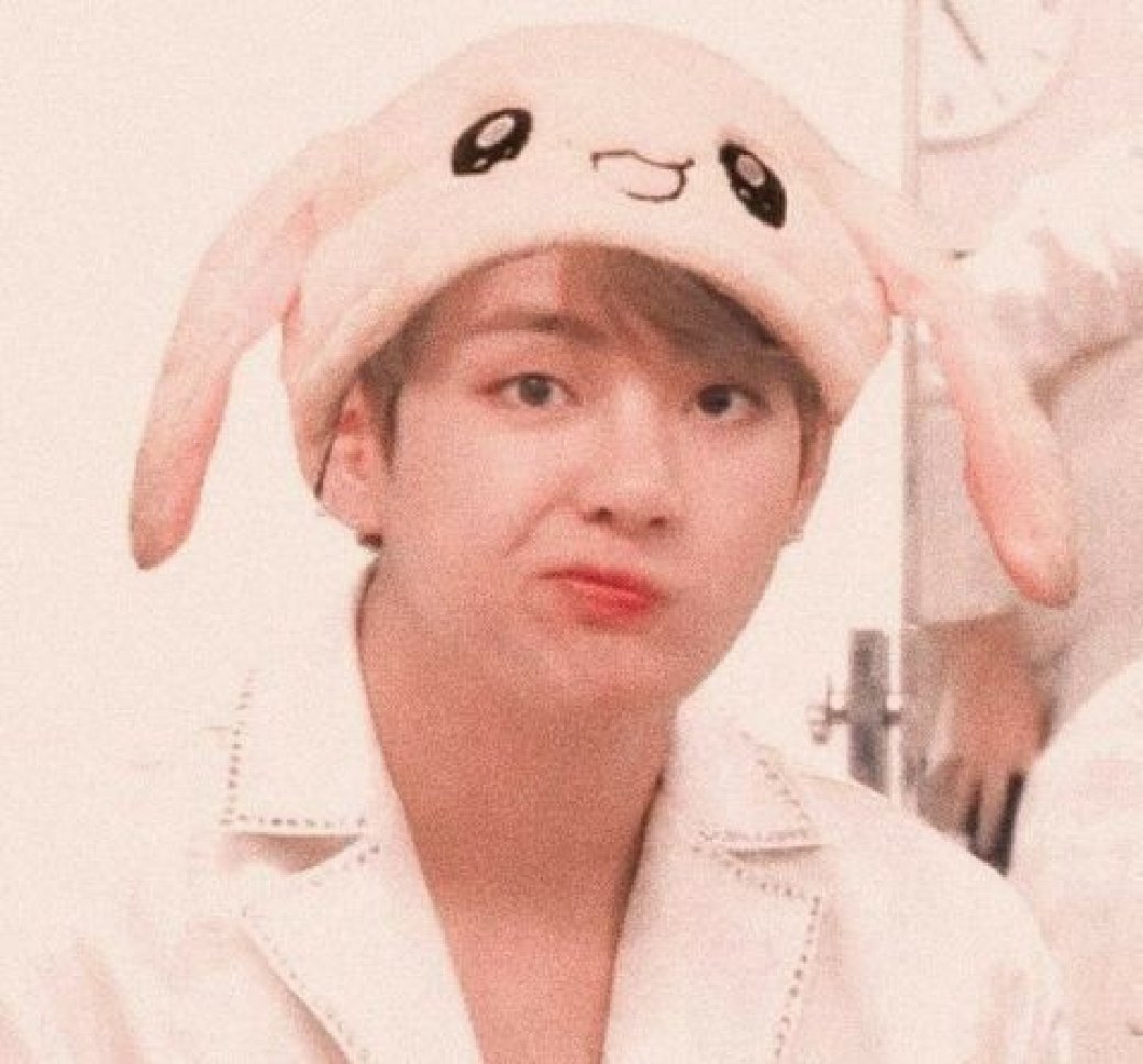 _taeberry__'s tweet photo. Baby in pink❤️✨
@BTS_twt #taeberry https://t.co/q721qPSI5S