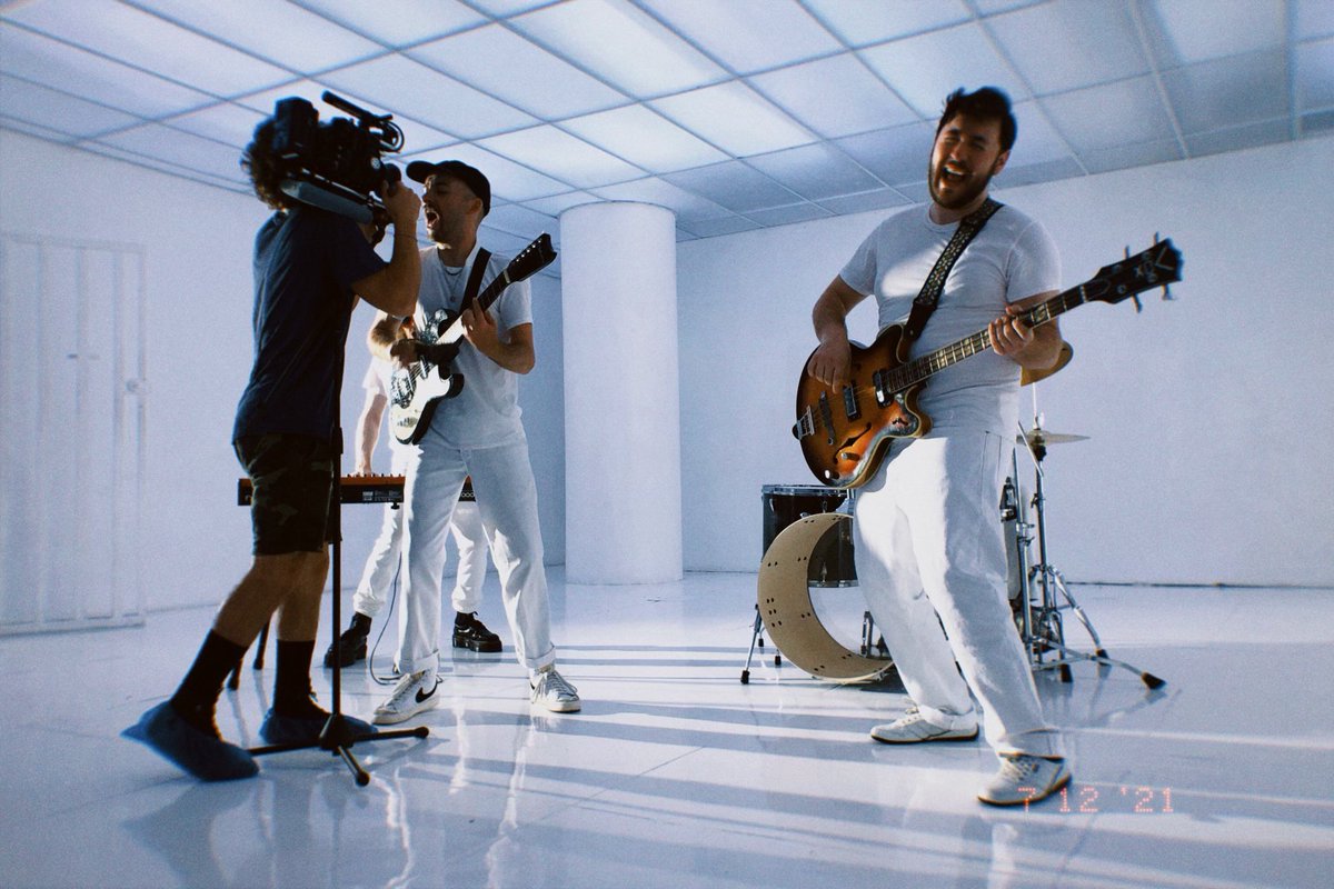 yooo! it's my birthday! got a new music vid coming out! here's a little behind the scenes action shot from the shoot!  😈😎 

👉ginger ale streaming now👈
ffm.to/kenzocregan_gi…
#kenzocregan