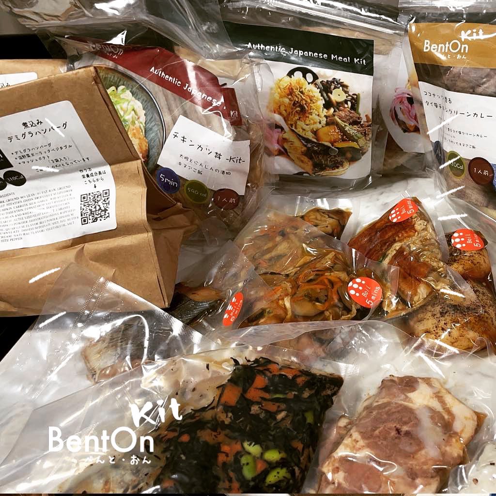Bento_On's tweet photo. 社長一人でのOhio滞在も気付けば2週目。
出張は今回で６回目。
もう慣れっこさー。
飛行機アプリ🛫も、前日のパッキング🎒も、
だんだん日本食というより、、、
正直『BentOn』が恋しくて😂

ついに自分で自社のサイトから注文してしまってー🤣

Ohioの新しい工場の冷蔵庫にならべてニヤニヤ☺️ https://t.co/QCdulFIljE