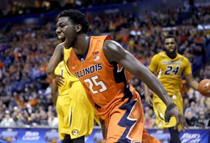 falebella's tweet photo. Bom, Kendrick Nunn chegou ao Lakers e acho importante lembrar de um caso de agressão em que ele esteve envolvido em 2016, quando jogava em Illinois. Acho válido trazer esses casos pra gente saber quem tá jogando no nosso time e não deixar que agressões domésticas sejam esquecidas https://t.co/R6ek4F2obH