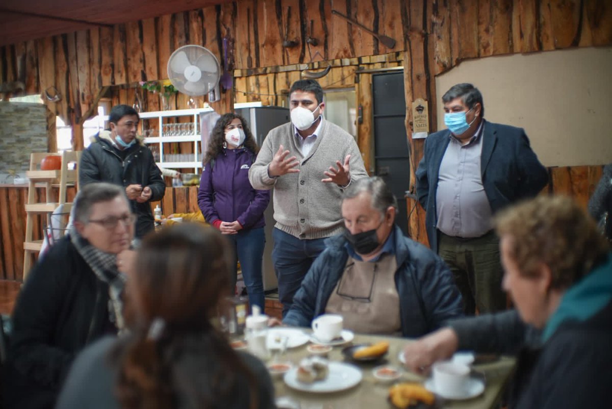EstoyConPaula's tweet photo. Nuestra abanderada @PaulaNarvaezO llegó a Chillán Viejo para participar de un encuentro ciudadano con dirigentas/es sociales y líderes locales para conversar acerca de las preocupaciones regionales por la crisis hídrica que afecta al país 🤜🤛

#EstoyconPaula #PaulaPresidenta https://t.co/oxjchYQpTW