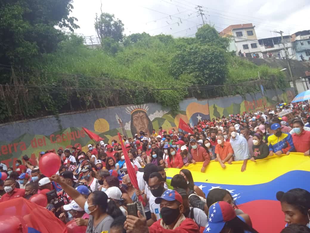 clp_petare's tweet photo. @dcabellor @maduro_en @nicmaduroguerra El ventajismo se apodera del municipio sucre, el gobernador Hector Rodriguez y Jose Vicente Rangel avalo violan el reglamento interno de las EPA, haciendo el cierre de campaña en el eje de fechas patrias https://t.co/HCfLGYodAM