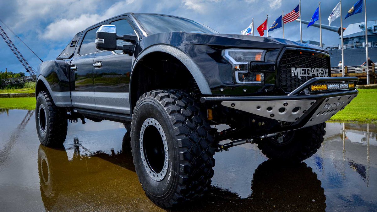 AUTOXArg's tweet photo. La empresa norteamericana #MegaRexx creó una brutal versión de la #Ford F-250, llamada MegaRaptor. Incluye un kit de carrocería especifico y unos enormes neumáticos Michelin XZL 395/85 R20 de 46'' con llantas de aluminio. Equipa un turbodiésel de 482 CV y 1.423 Nm. ¿Les gusta? https://t.co/hrLYAexBMN