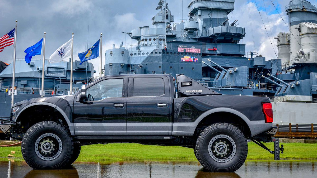 AUTOXArg's tweet photo. La empresa norteamericana #MegaRexx creó una brutal versión de la #Ford F-250, llamada MegaRaptor. Incluye un kit de carrocería especifico y unos enormes neumáticos Michelin XZL 395/85 R20 de 46'' con llantas de aluminio. Equipa un turbodiésel de 482 CV y 1.423 Nm. ¿Les gusta? https://t.co/hrLYAexBMN